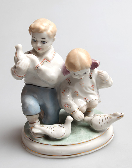 Статуэтка "Дети и голуби" Фарфор, роспись УССР, Полонне ЗХК, 1950-1960-е гг 1980", № 58, стр 221 инфо 3615k.